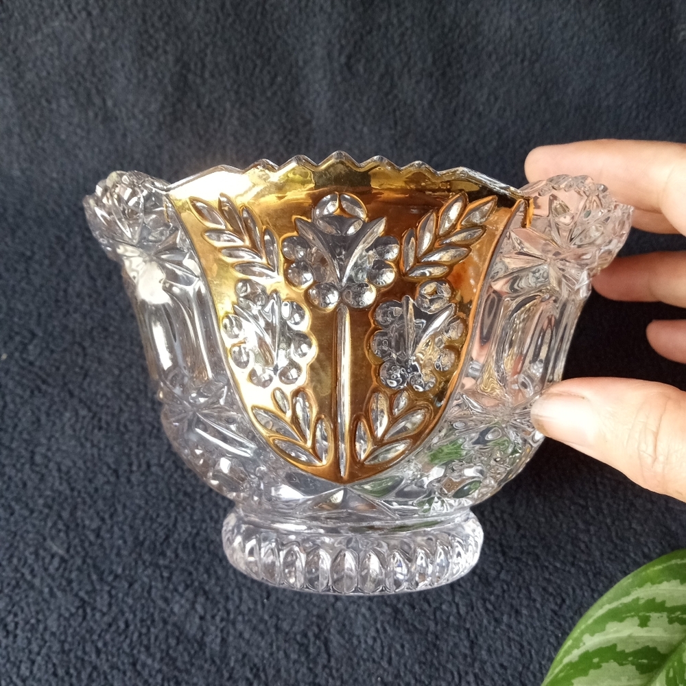 Elegant Crystal Bowl with Gold Accents